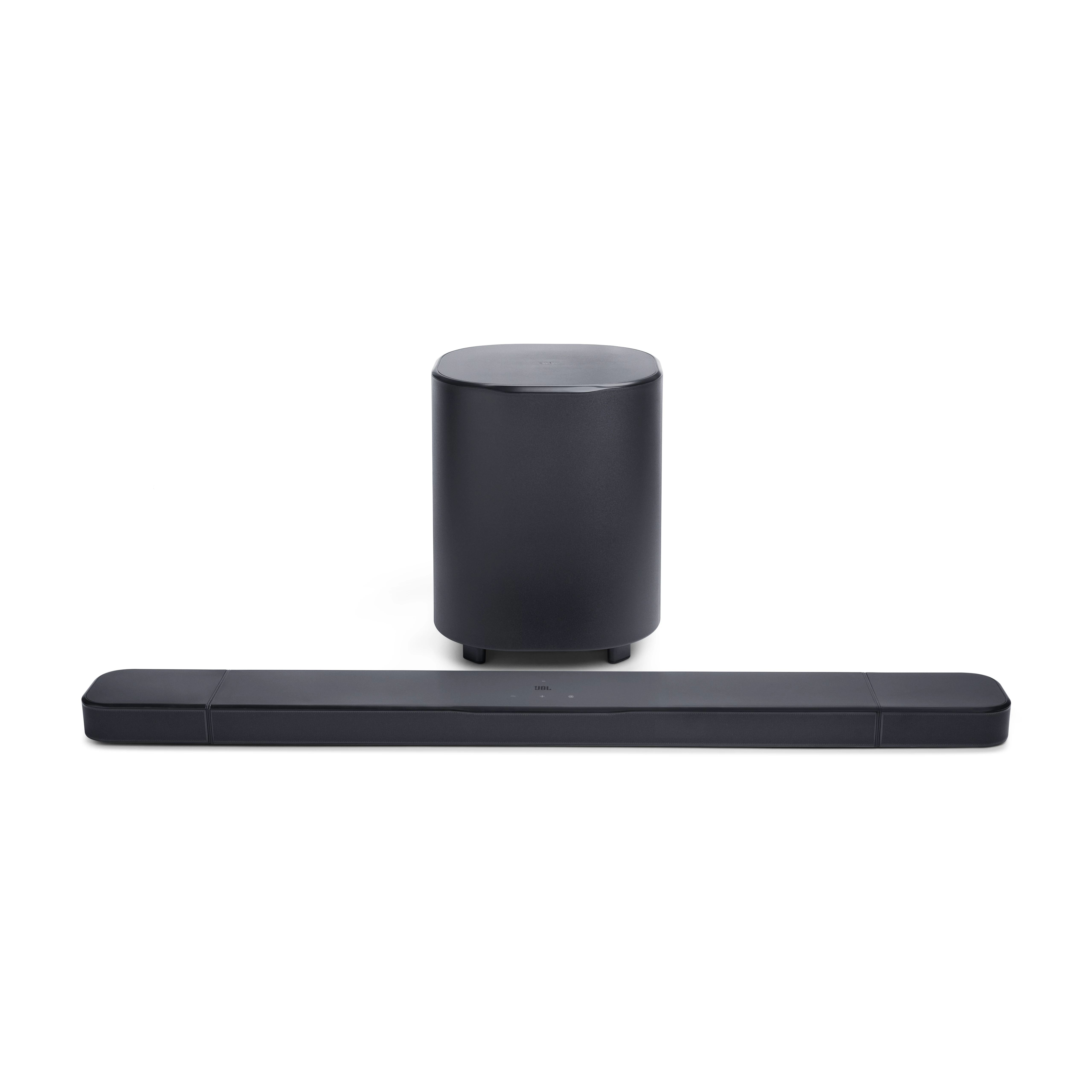 Beyaz zemin üzerinde siyah bir soundbar ve eşleşen bir subwoofer. Soundbar ön planda.