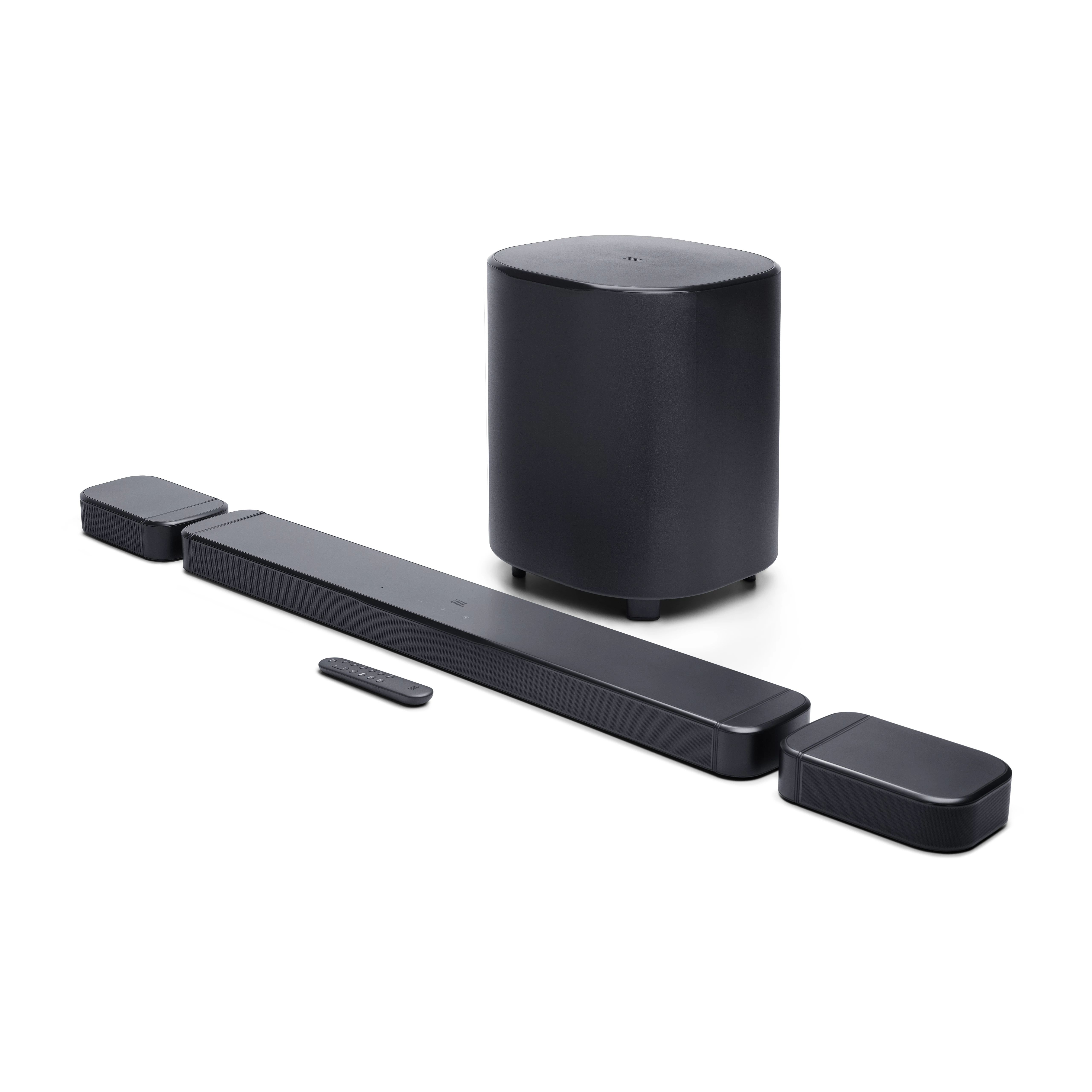Beyaz zemin üzerinde iki uydu hoparlör, bir subwoofer ve bir uzaktan kumandaya sahip siyah bir soundbar.