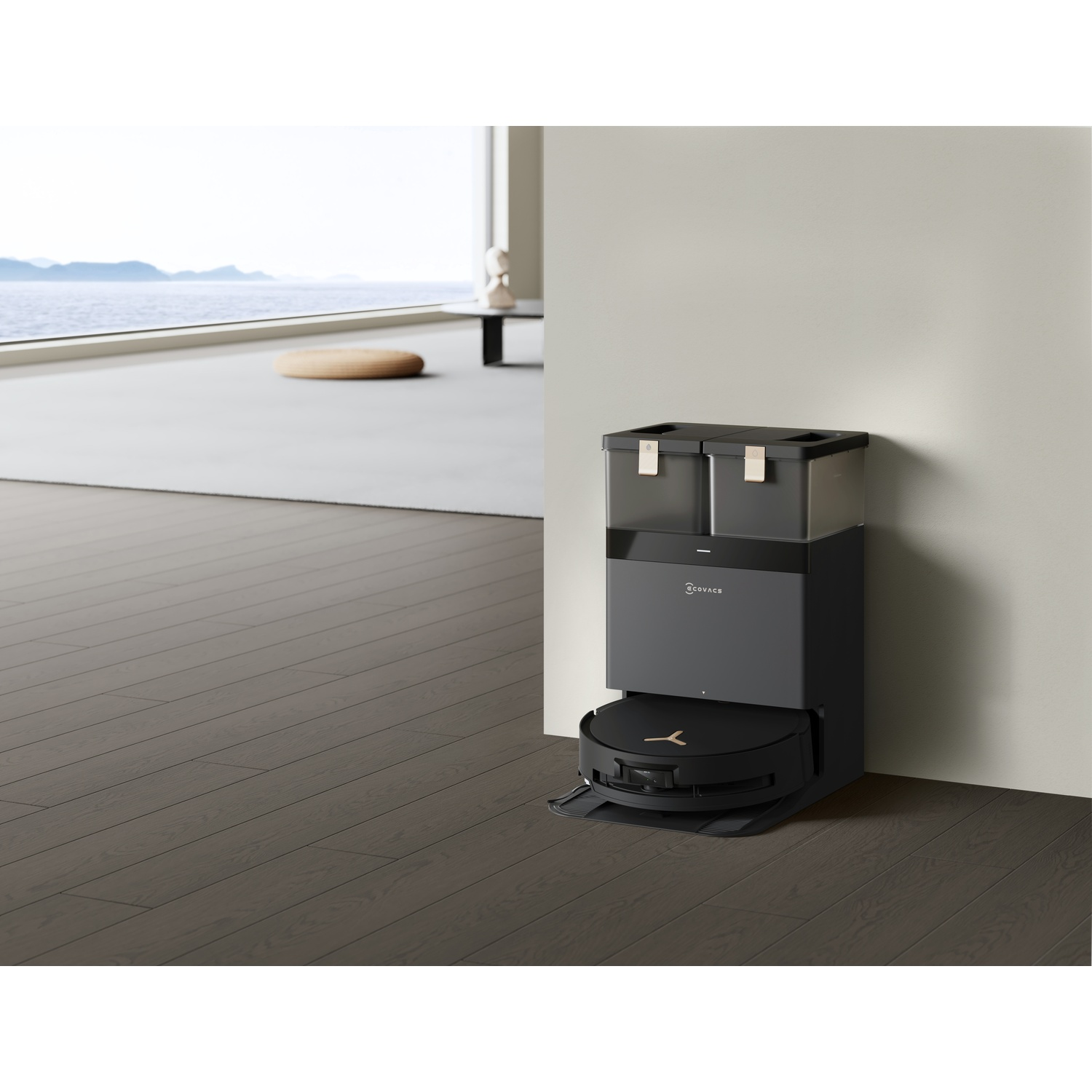 Un aspirapolvere robot nero con stazione di ricarica, in una stanza minimalista con vista mare.