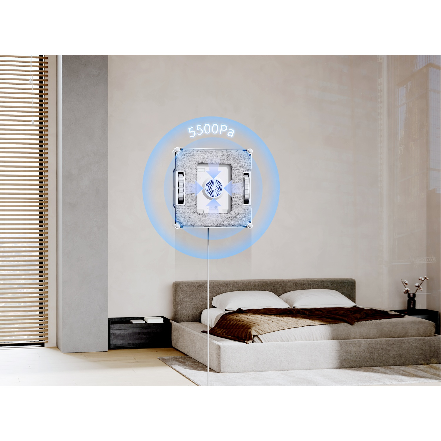 Robot per la pulizia dei vetri su un muro. Nel locale sono visibili un letto e delle persiane. Il robot ha un cerchio blu e dice 5500Pa.
