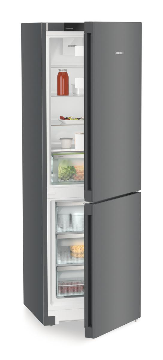 Ein grauer Kühlschrank mit geöffneter Tür. Im Inneren befinden sich Regale mit Lebensmitteln wie Gläsern und Behältern.