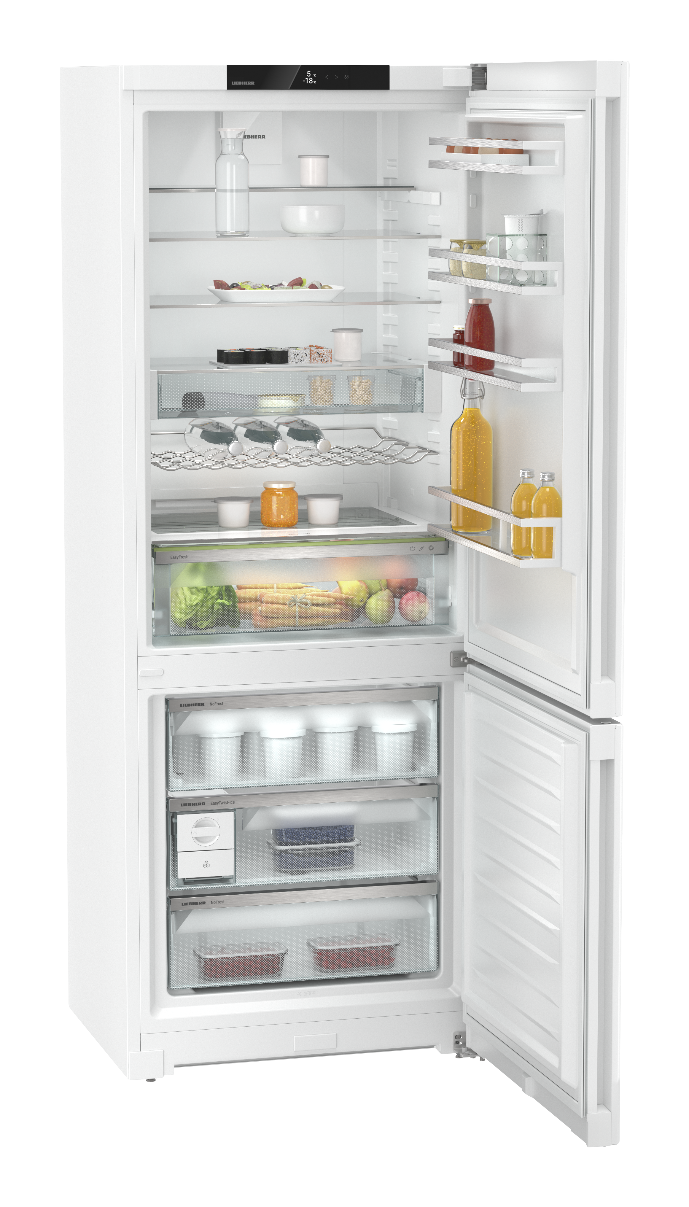 Geöffneter weißer Kühlschrank mit Lebensmitteln und Getränken. Enthält Glasböden, Schubladen und verschiedene Artikel wie Obst und Säfte.