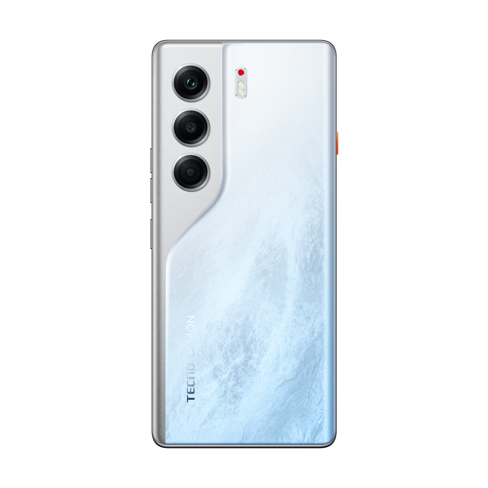 Üç kameralı, flaşlı ve kırmızı düğmeli beyaz akıllı telefon arkası. Alt kısımda mavi-beyaz bir desen var. Marka TECNO CAMON.