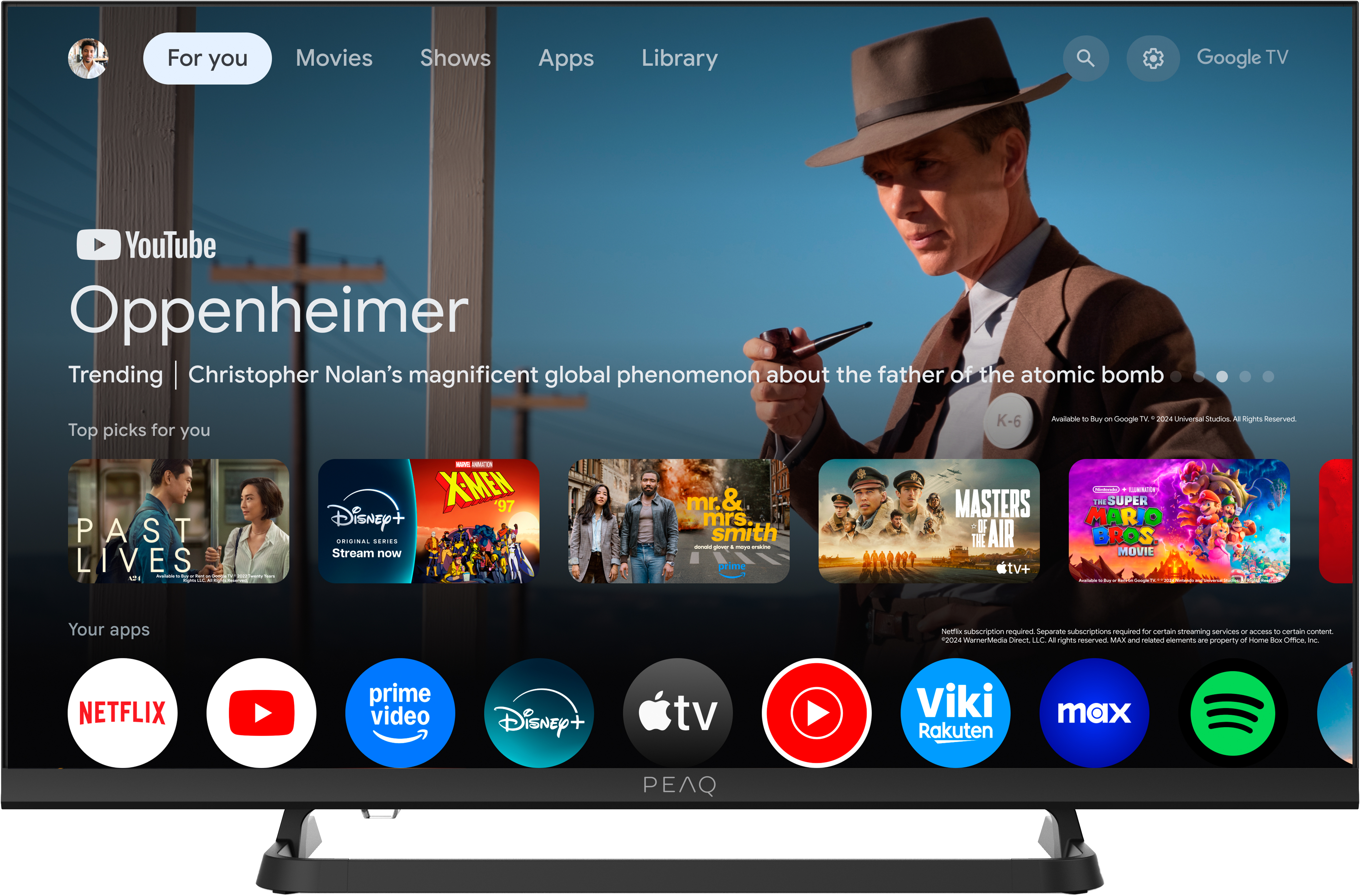 Ein Fernsehbildschirm zeigt den Film Oppenheimer mit einem Mann mit Hut. Apps und Filmempfehlungen sind unten sichtbar.