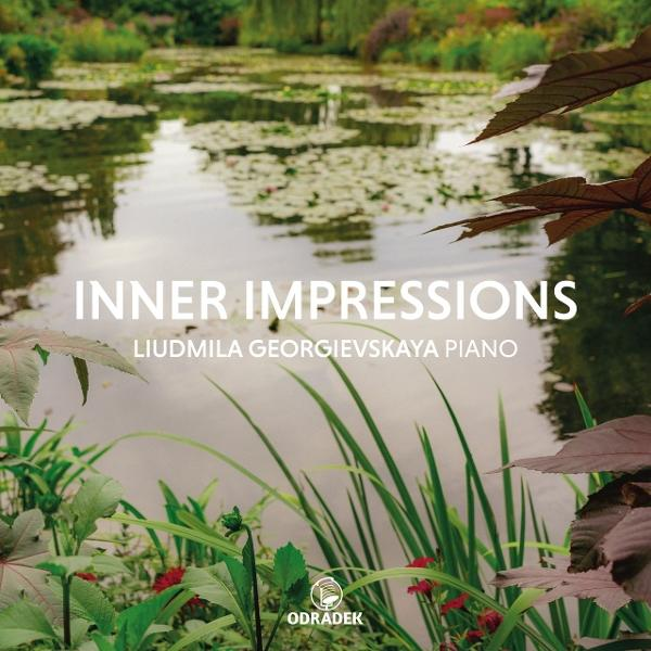 Ein Teich mit Seerosen spiegelt den Himmel wider. Grüne Pflanzen umrahmen das Wasser. Der Text lautet "Inner Impressions" und "Liudmila Georgievskaya Piano".