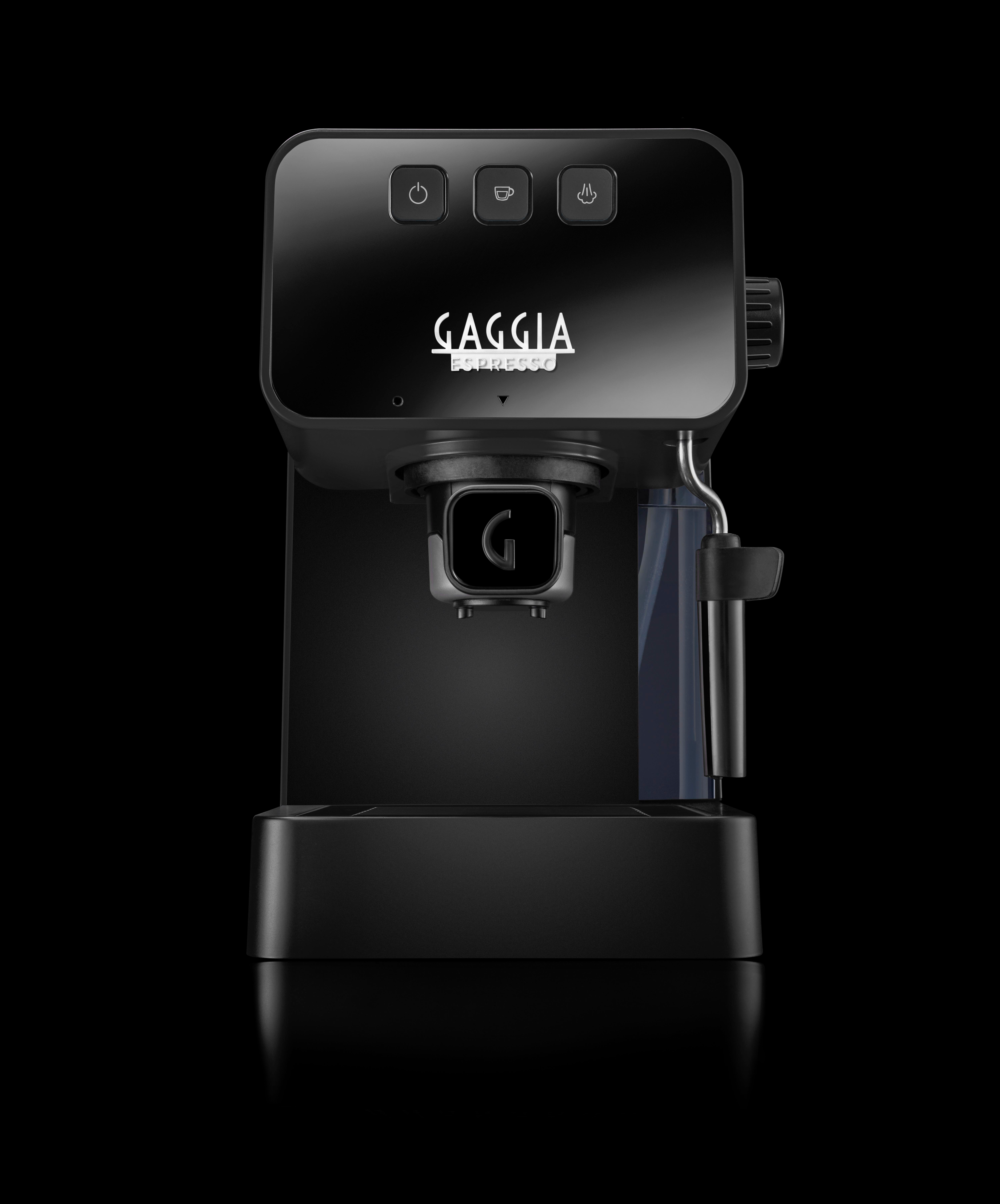 Schwarze Gaggia Espressomaschine auf schwarzem Hintergrund. Mit Ein/Aus-, Tassen- und Dampftasten. Reflektierende Oberfläche.
