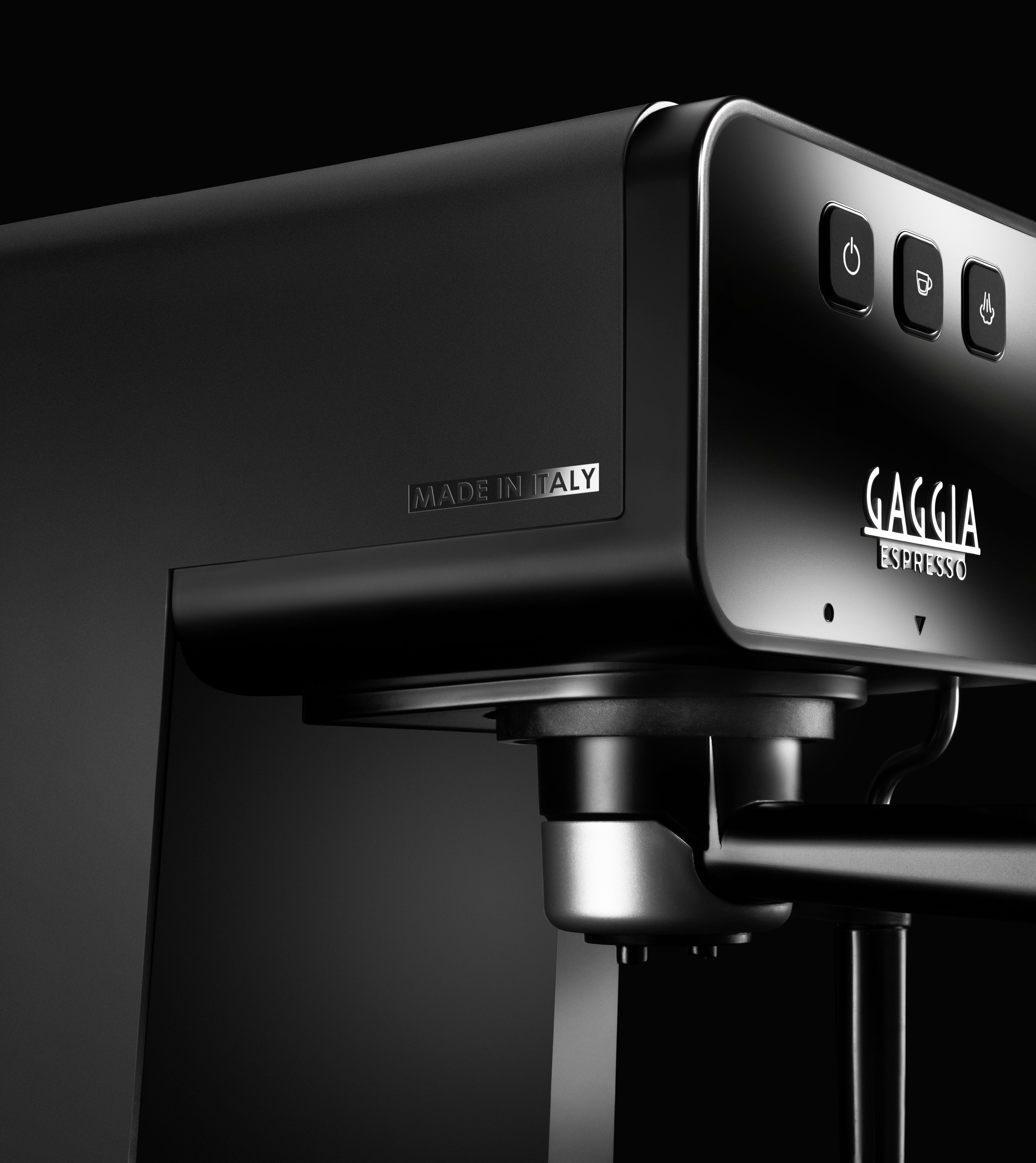 Eine schwarze Gaggia-Espressomaschine. Tasten für Strom, Espresso und Dampf. Made in Italy ist ebenfalls sichtbar.
