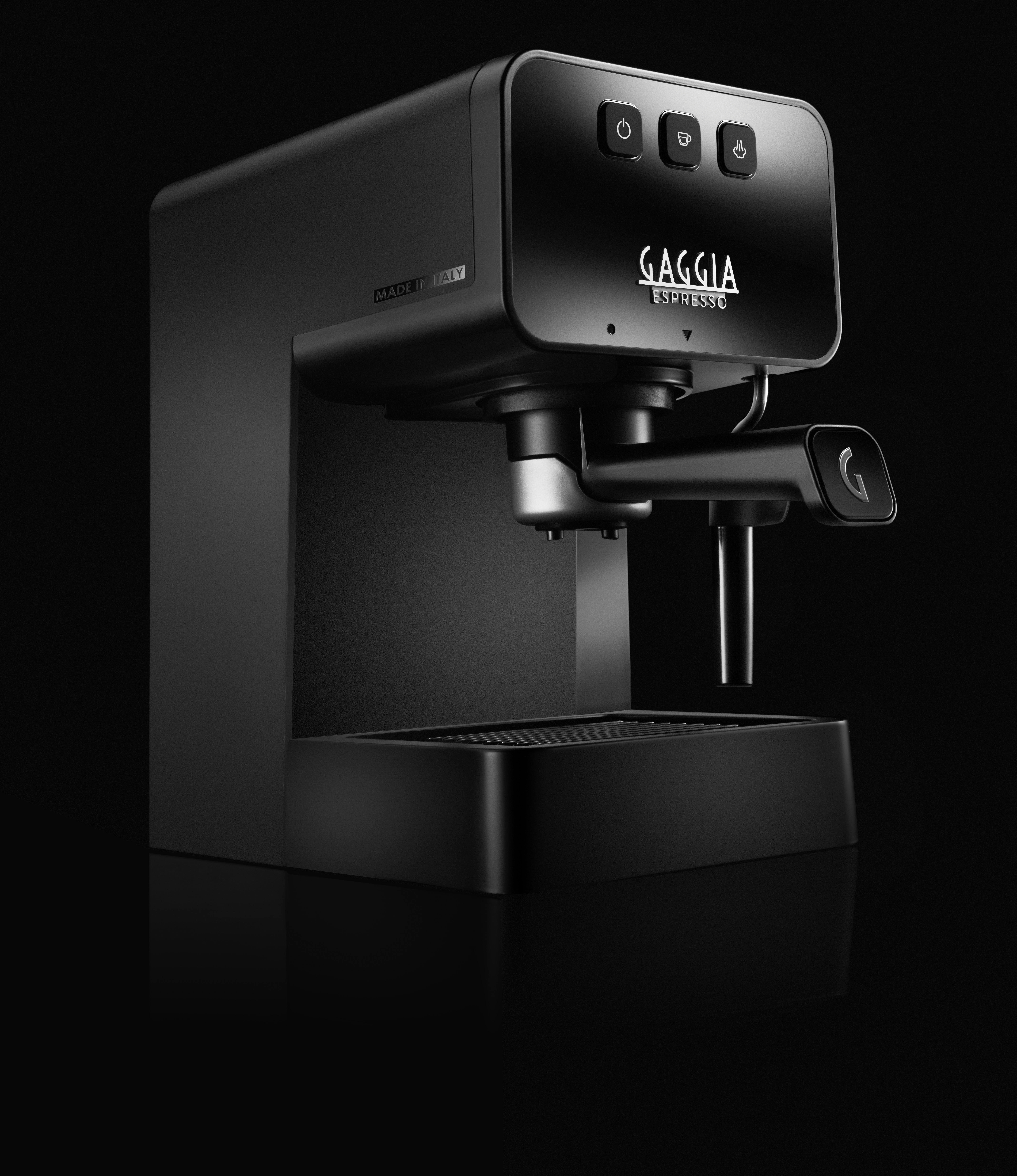 Eine schwarze Gaggia-Espressomaschine auf schwarzem Hintergrund. Made in Italy ist sichtbar.