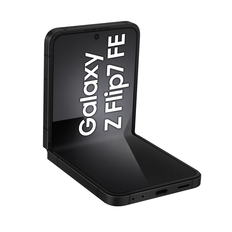 Czarny telefon Samsung Galaxy Z Flip7 FE jest częściowo otwarty, wyświetlając nazwę telefonu białym tekstem. Tło jest szare.
