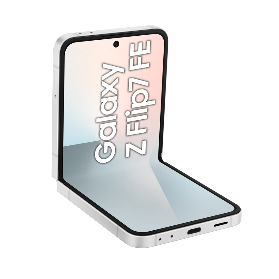 Biały Samsung Galaxy Z Flip7 FE, częściowo otwarty, na szarej powierzchni. Ekran wyświetla nazwę telefonu.