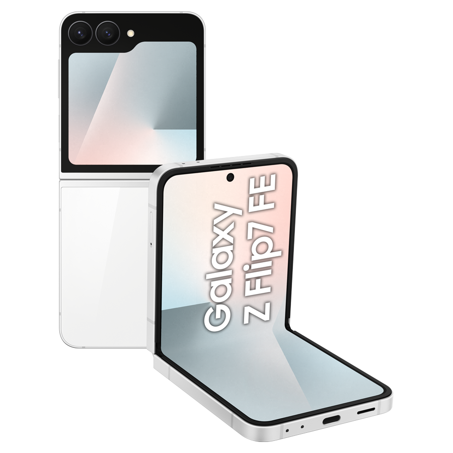 Biały telefon Samsung Galaxy Z Flip7 FE jest wyświetlany częściowo otwarty. Ekran pokazuje model telefonu. Tło jest białe.