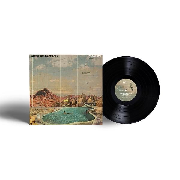 Schallplatte neben Albumcover mit Poollandschaft in der Wüste.