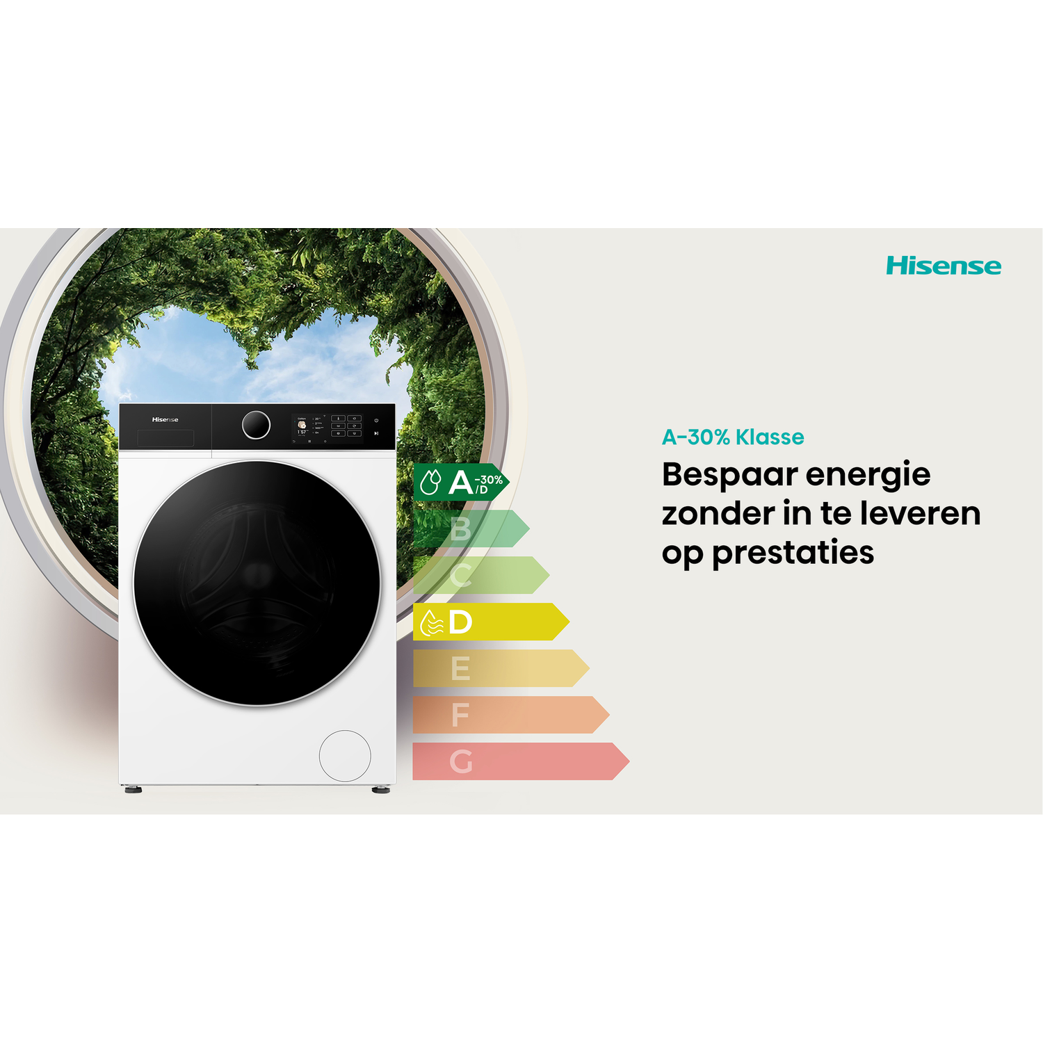 Een witte wasmachine met een zwarte deur staat voor een raam met groene bladeren. Het Hisense-logo is zichtbaar.