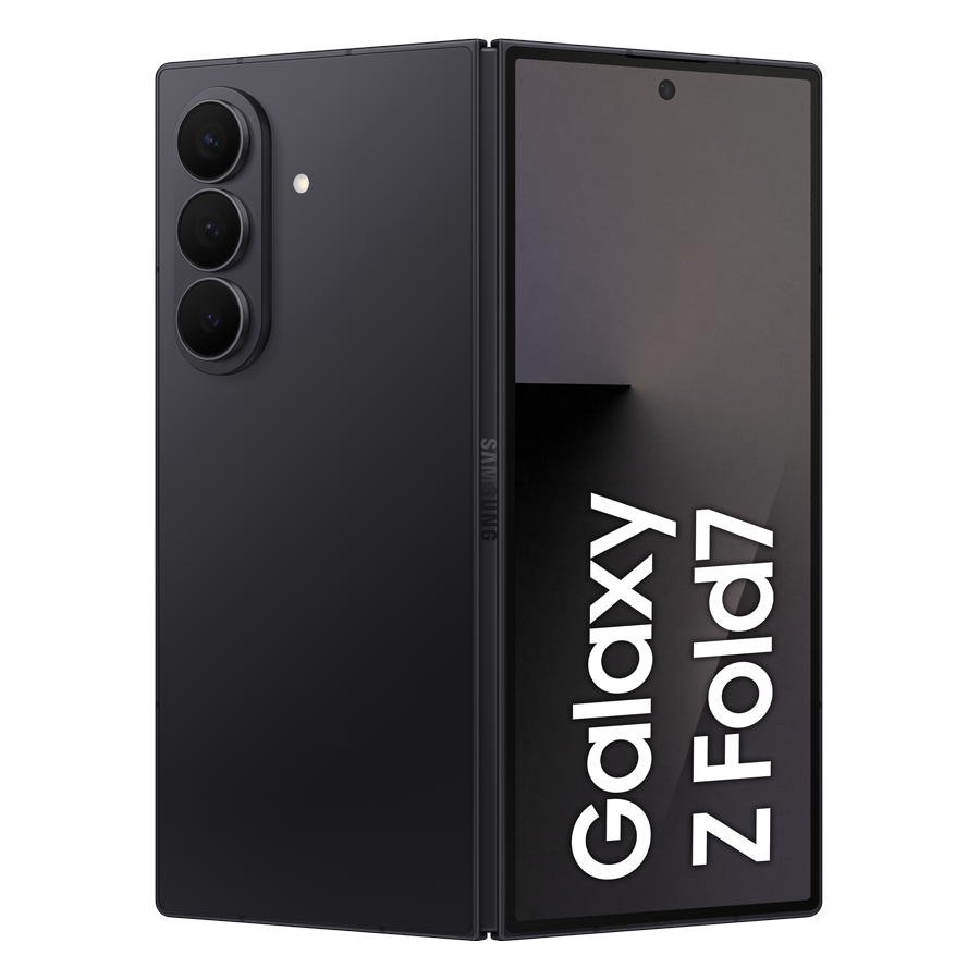 Czarny smartfon Samsung Galaxy Z Fold7, częściowo otwarty, wyświetlający ekran z napisem "Galaxy Z Fold7". Widoczne trzy tylne kamery.
