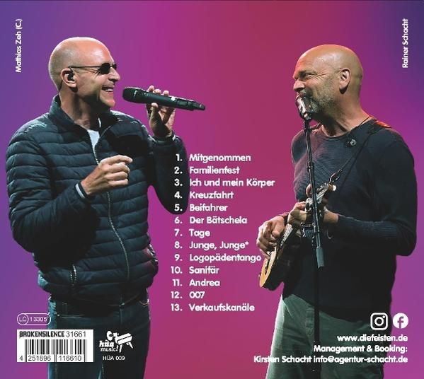 Zwei Männer auf Bühne, einer singt, der andere spielt Ukulele. Trackliste im Hintergrund.