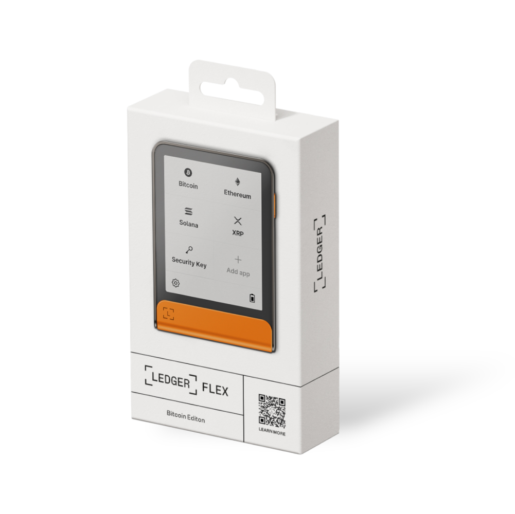 Ledger Flex Bitcoin Edition cihazlı beyaz bir kutu. Cihazda kripto seçeneklerini gösteren bir ekran var. Kutu QR kodu içerir.