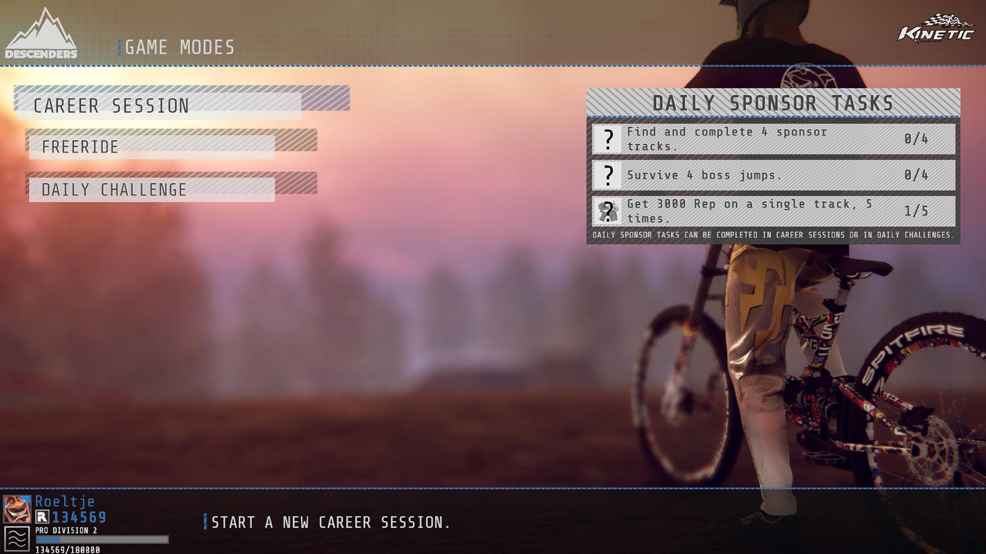 Spielmenü mit Karriere-, Freeride- und Daily Challenge-Optionen. Tägliche Sponsorenaufgaben sind aufgelistet. Ein Mountainbiker ist im Hintergrund.