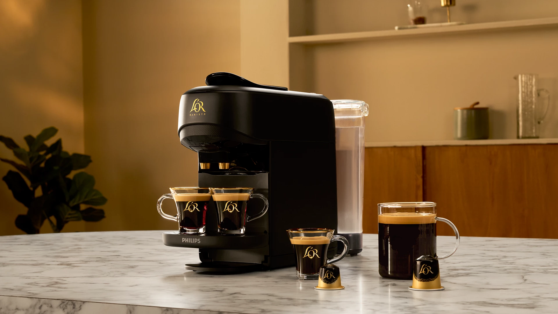 Máquina de café negra con detalles dorados. Varias tazas de café sobre una mesa de mármol blanco, con cápsulas.