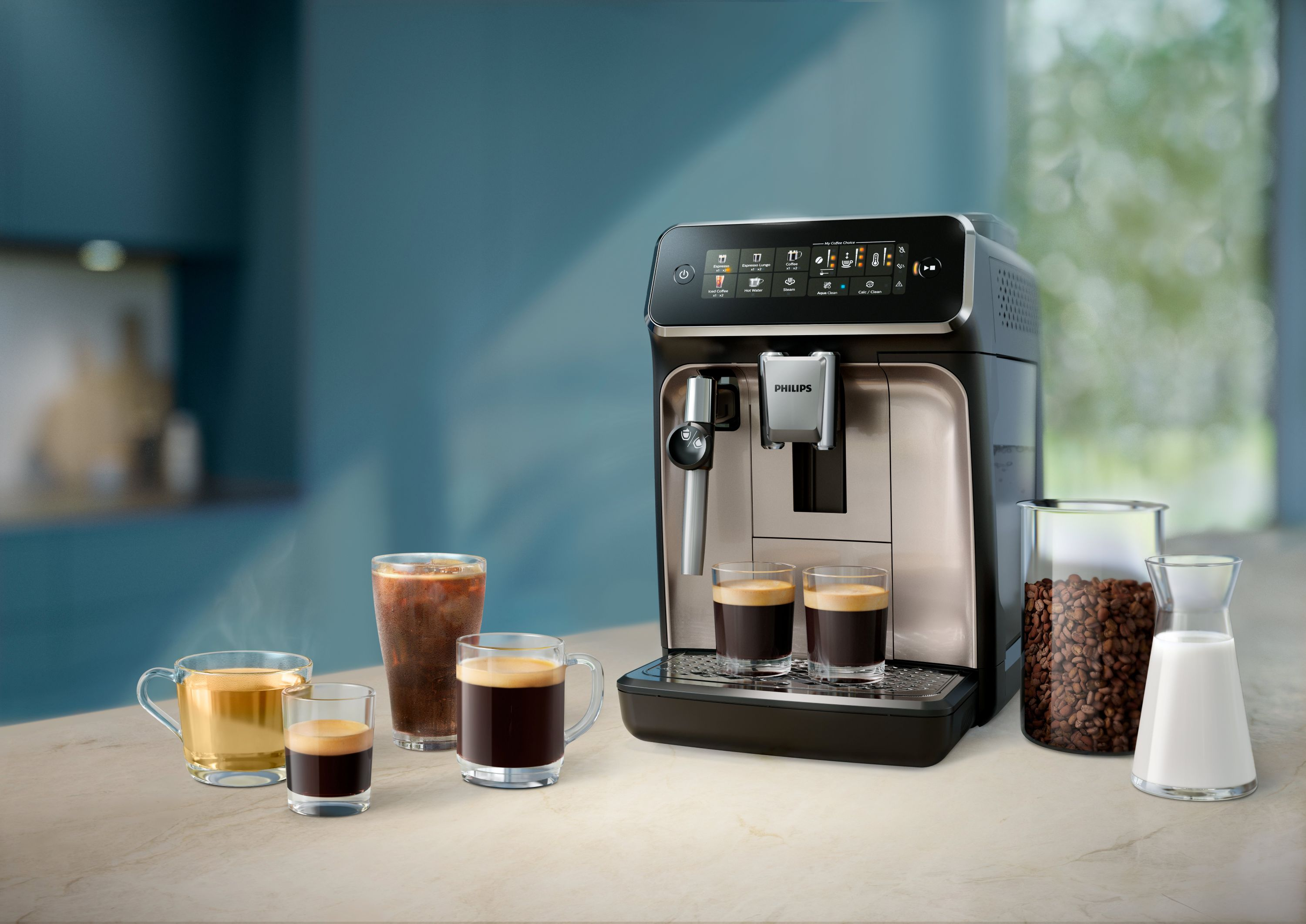 Una cafetera con varias preparaciones de café, granos de café y leche sobre una superficie de mármol.