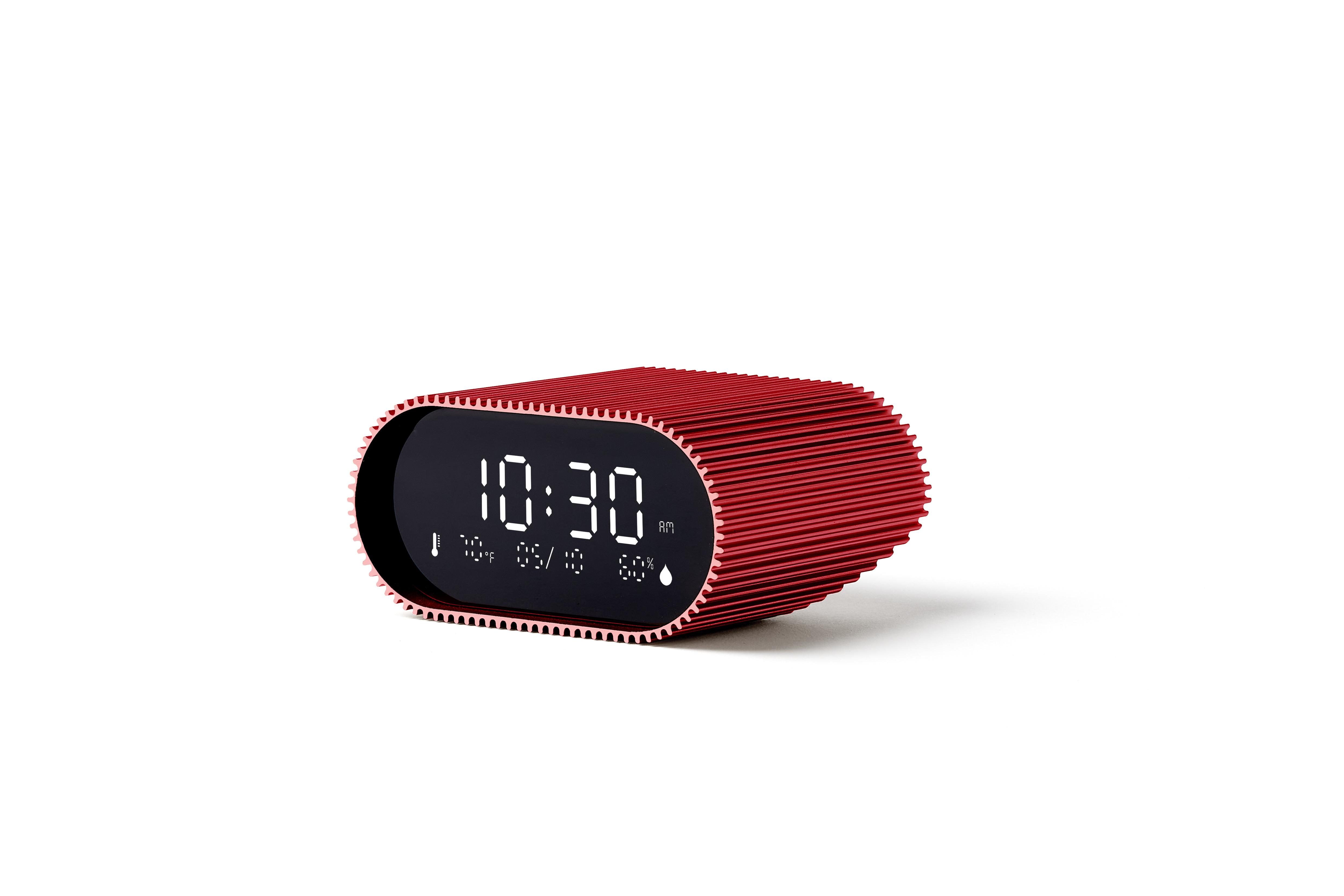 Ein roter Digitalwecker zeigt 10:30 Uhr an. Er hat eine ovale Form mit strukturierter Außenseite, vor weißem Hintergrund.