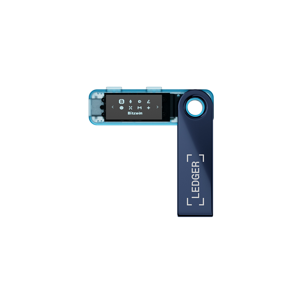Bir Ledger donanım cüzdanı. Mavi ve şeffaf, Bitcoin bilgilerini gösteren bir ekranı var, ve LEDGER kelimesi üzerine basılı.