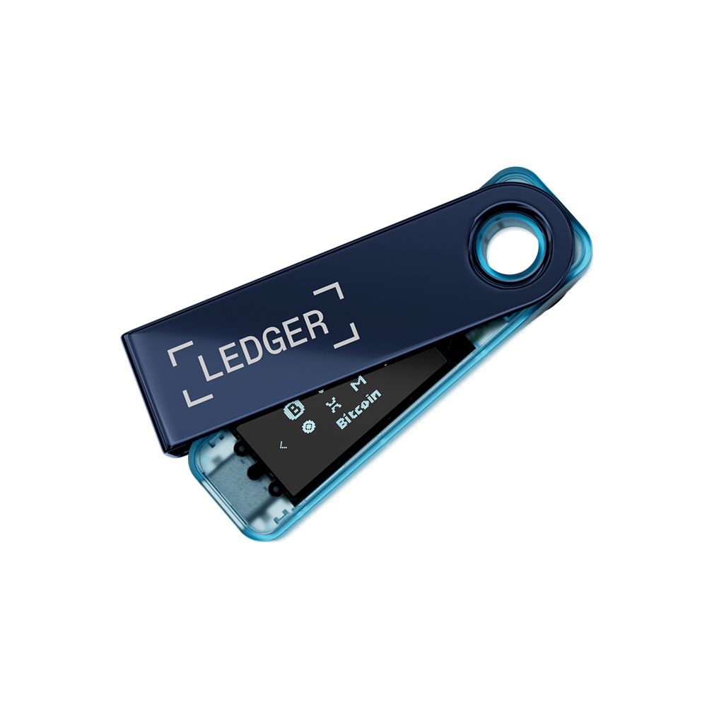 Bir Ledger donanım cüzdanı, lacivert, kısmen açık, bir ekran gösteriyor. Üstte "Ledger" kelimesi. Bitcoin logosu görüntüleniyor.