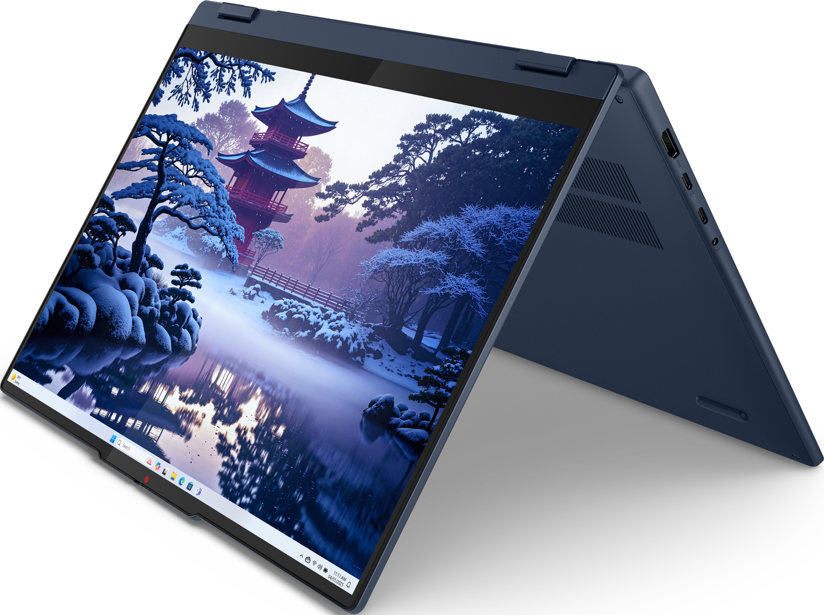 Laptop mit einer Winterlandschaft eines japanischen Pagoden, Bäumen und einem See. Der Laptop ist marineblau.