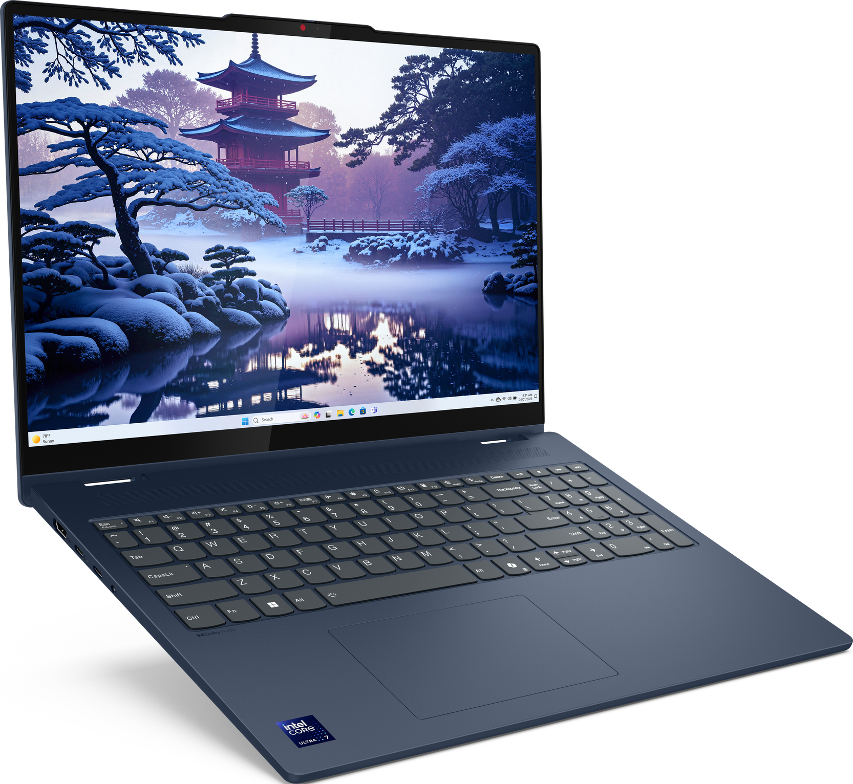 Ein blauer Laptop zeigt eine Winterlandschaft mit einer Pagode, schneebedeckten Bäumen und einem reflektierenden See.