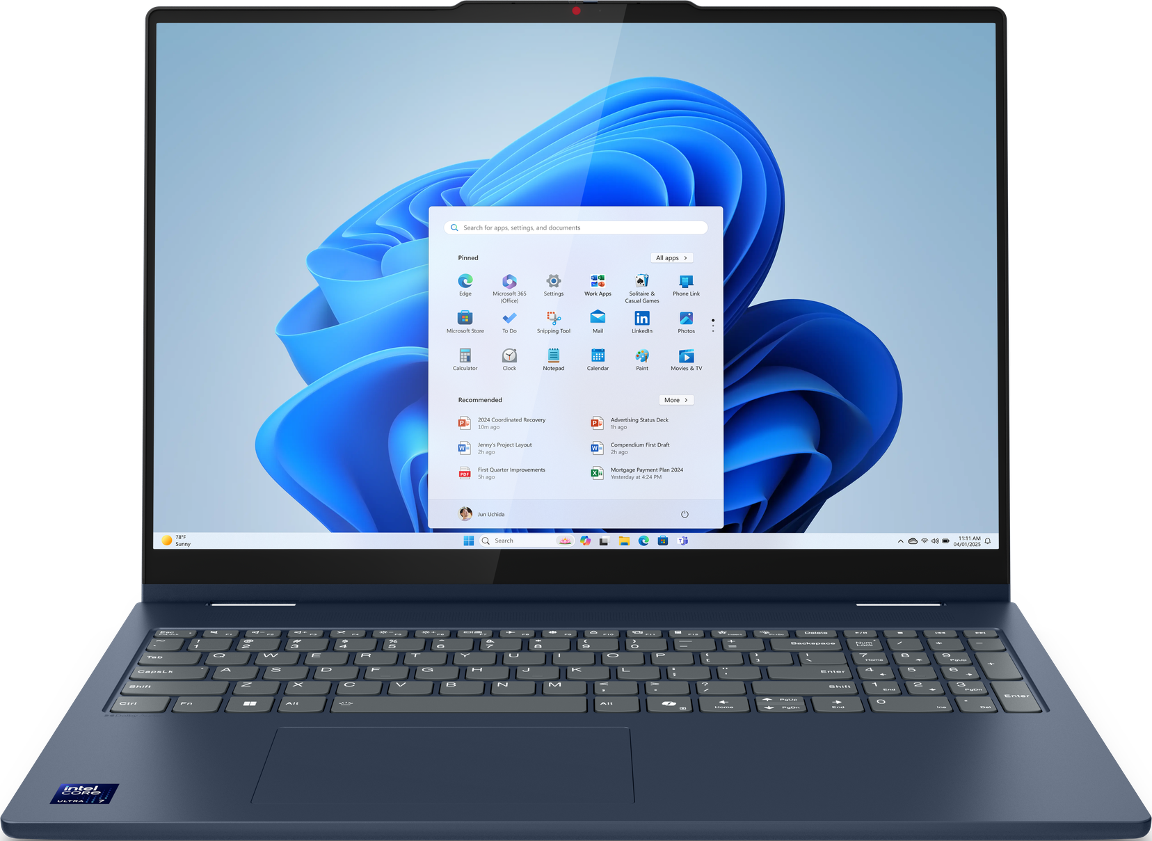 Ein blauer Laptop zeigt die Windows 11-Oberfläche. Der Bildschirm zeigt angeheftete Apps und eine Suchleiste. Die Tastatur ist unten sichtbar.