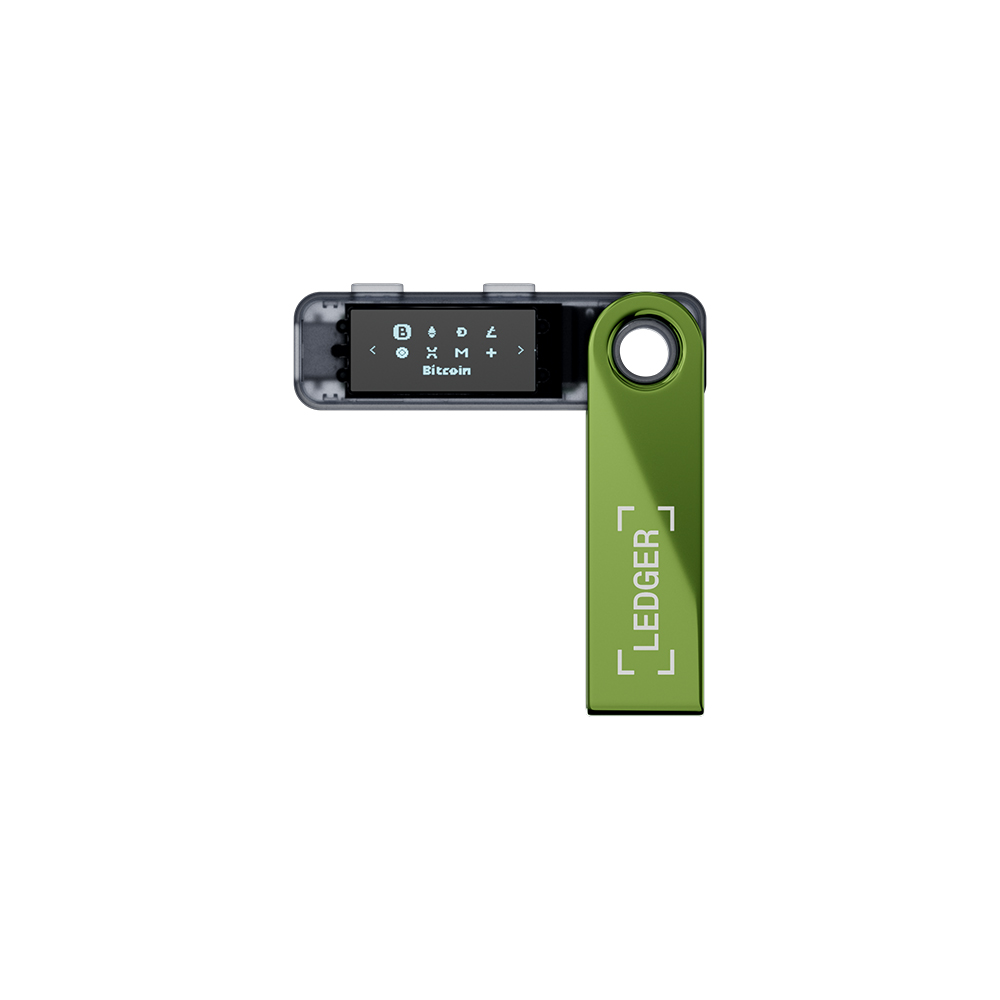 Yeşil, siyah ve şeffaf bir Ledger donanım cüzdanı. Cihaz Bitcoin'i gösteriyor. Ledger logosu görünür durumda.