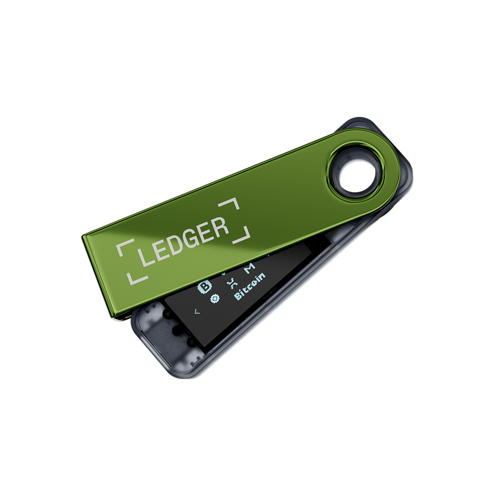 Bir Ledger kripto donanım cüzdanı. Bitcoin bilgilerini görüntüleyen bir ekranla, yeşil ve siyah. Cihaz kısmen açık.