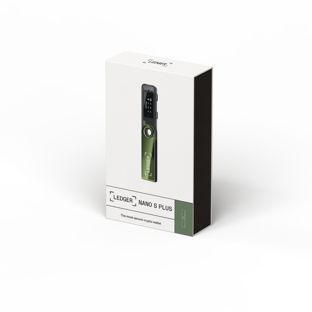 Beyaz kutusunda Ledger Nano S Plus kripto cüzdanı. Cihaz yeşil ve siyahtır. Kutuda Ledger logosu ve metin vardır.