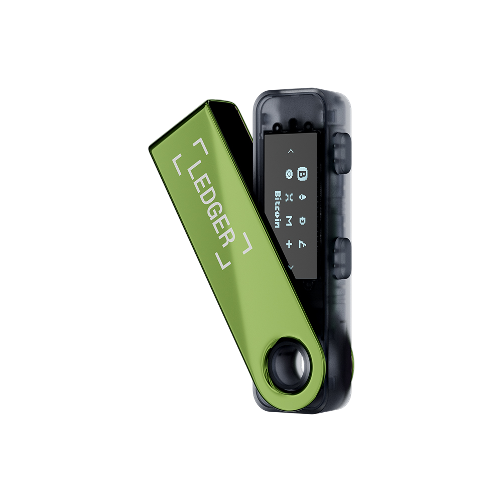 Bir Ledger Nano X cihazı. Üzerinde Ledger yazan yeşil bir kapağı var. Ekran Bitcoin sembollerini gösteriyor. Siyah arka plan.