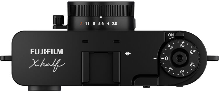 Fekete Fujifilm Xhalf kamera felülnézete, objektív felül, tárcsák és beállítások láthatók. Fujifilm logó és Xhalf felirat.