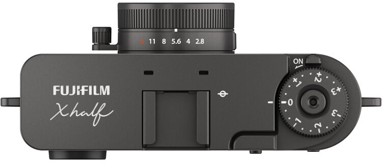 Fekete Fujifilm Xhalf kamera felülnézete. Tárcsák, objektív és a márkanév látható rajta. Az objektíven rekeszjelzések vannak.
