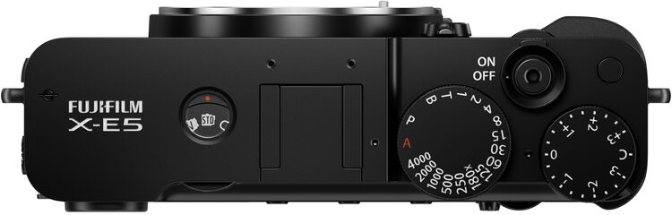 Fekete Fujifilm X-E5 kamera felülnézetből. Gombokat, tárcsákat és szöveget mutat: "ON/OFF", "4000", "STD" és "X-E5".