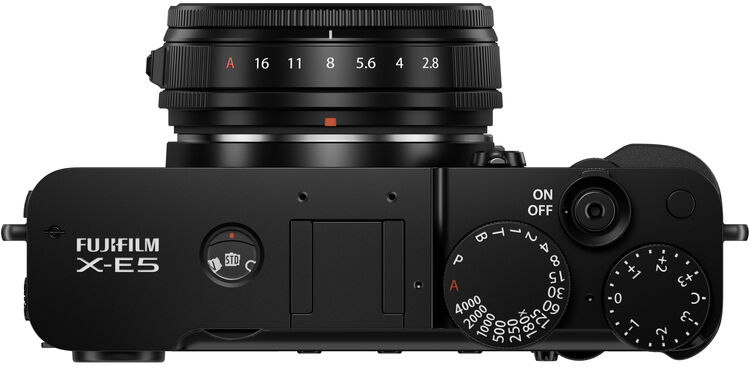 Felülnézet egy fekete Fujifilm X-E5 kameráról objektívvel, tárcsákkal és gombokkal. Az objektíven rekeszbeosztás található.