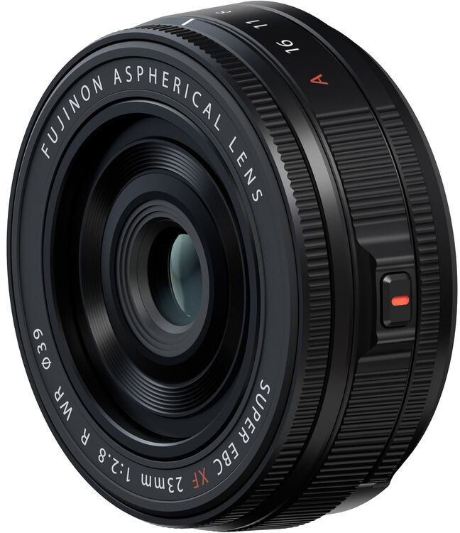 Egy fekete fényképezőgép objektív fehér és piros szöveggel. A szöveg a következő: 'FUJINON ASPHERICAL LENS', '23mm 1:2.8 R WR' és 'SUPER EBC XF'.