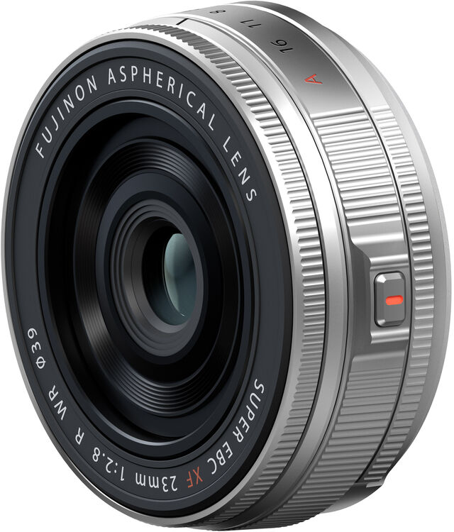 Ezüst és fekete kameraobjektív 'FUJINON ASPHERICAL LENS' felirattal. Piros gombja és beállítási jelzései vannak.