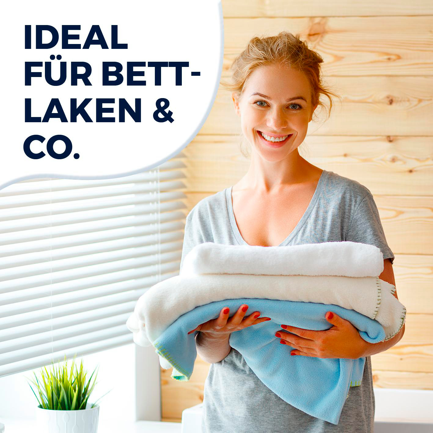 Eine Frau hält einen Stapel gefalteter Decken. Sie lächelt, mit Text 'IDEAL FÜR BETT-LAKEN & CO.' links. Holzhintergrund.