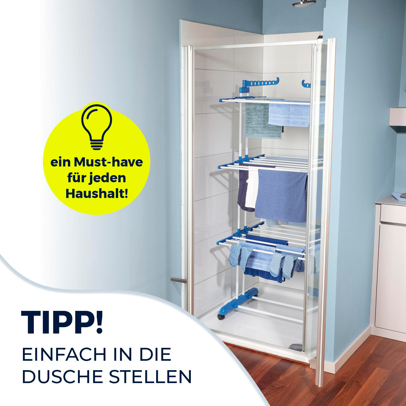 Ein Wäscheständer mit Kleidung in einer Dusche. Text: 'Must-have für jeden Haushalt!' und 'Einfach in die Dusche stellen'.