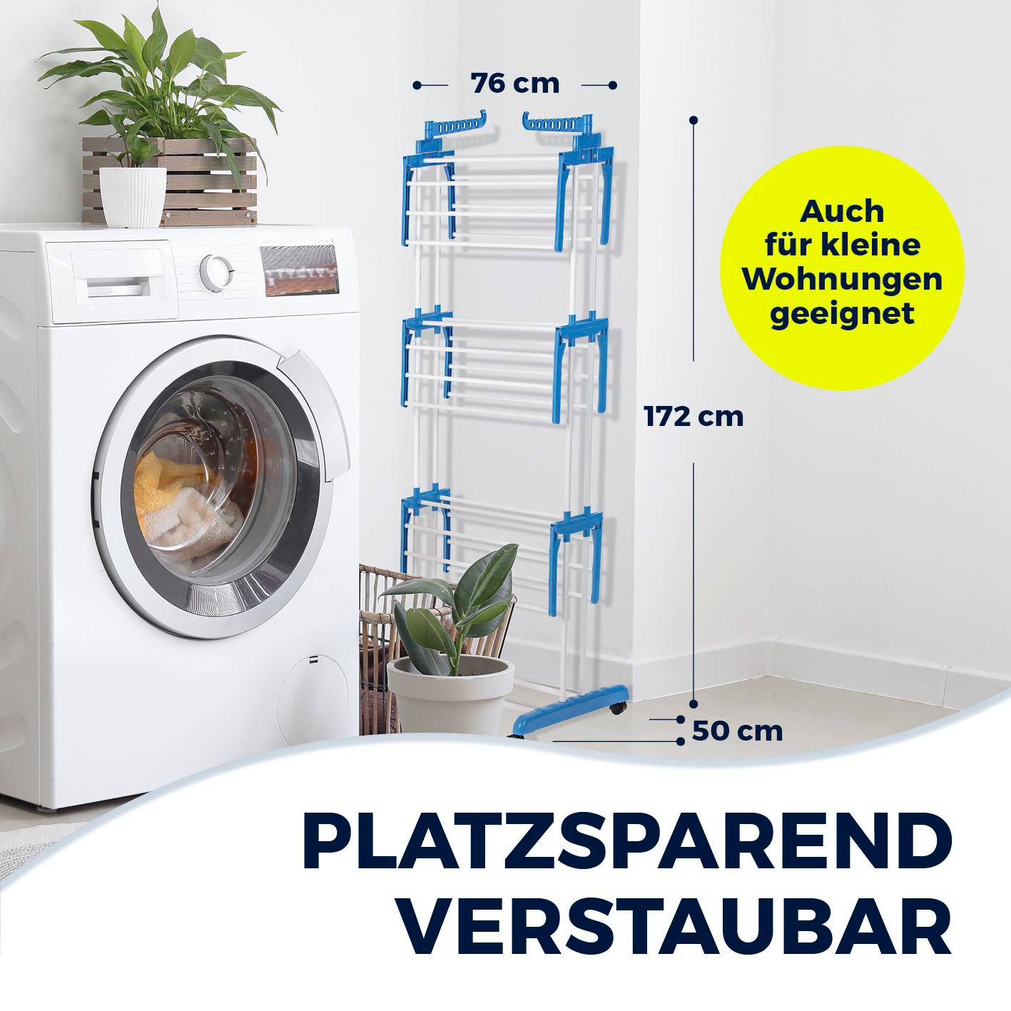 Eine weiße Waschmaschine neben einem blau-weißen Wäschetrockner. Unten steht eine Pflanze im Topf.