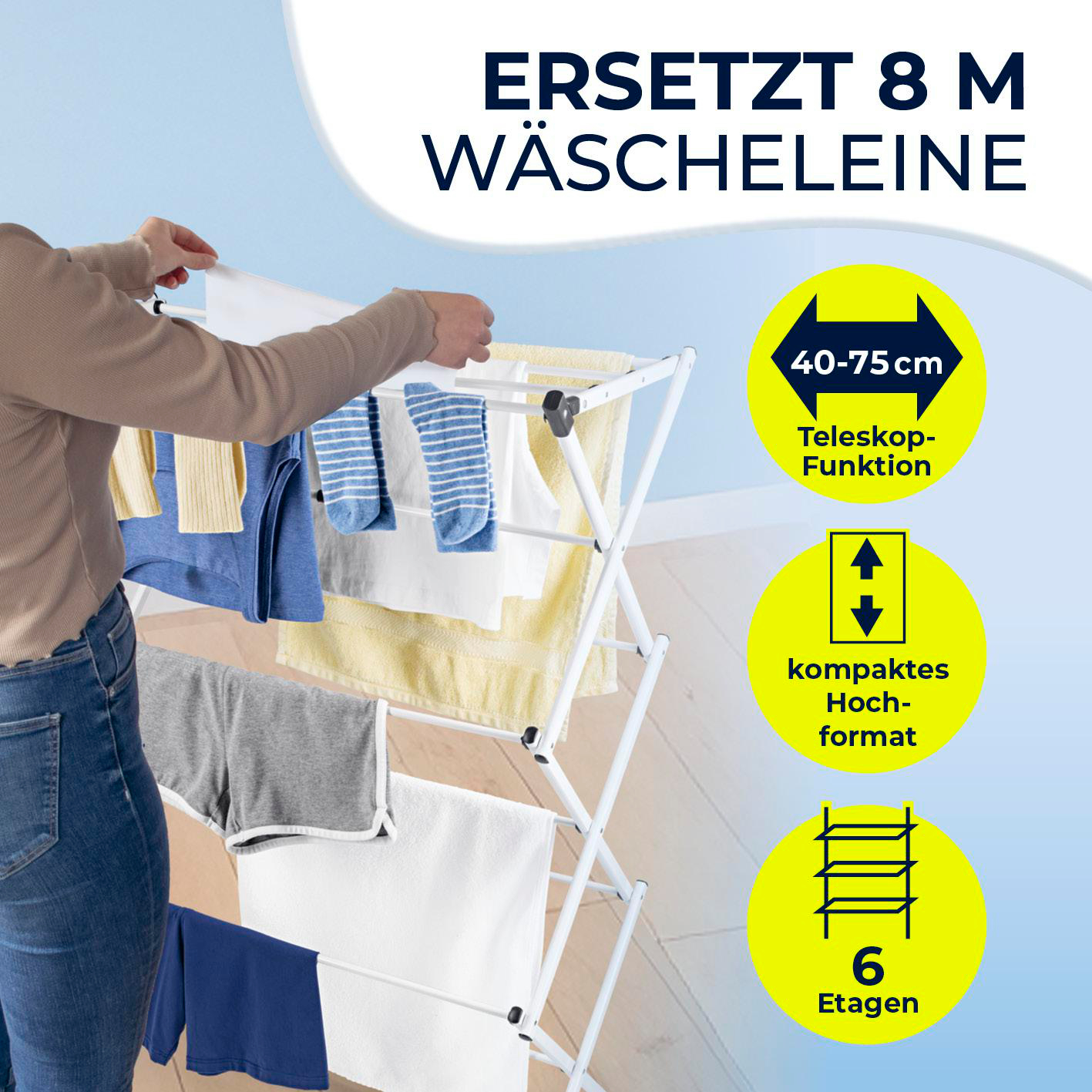 Eine Frau hängt Kleidung auf einem weißen Wäscheständer auf. Verschiedene Kleidungsstücke sind sichtbar. Text: 'ersetzt 8 m Wäscheleine'.