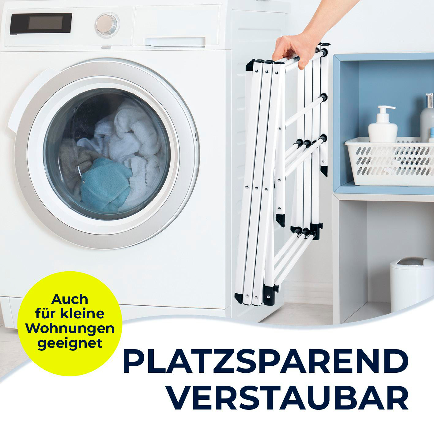 Waschmaschine mit Kleidung. Hand hält weißen, zusammenklappbaren Wäscheständer. Blaues Regal mit Toilettenartikeln sichtbar.