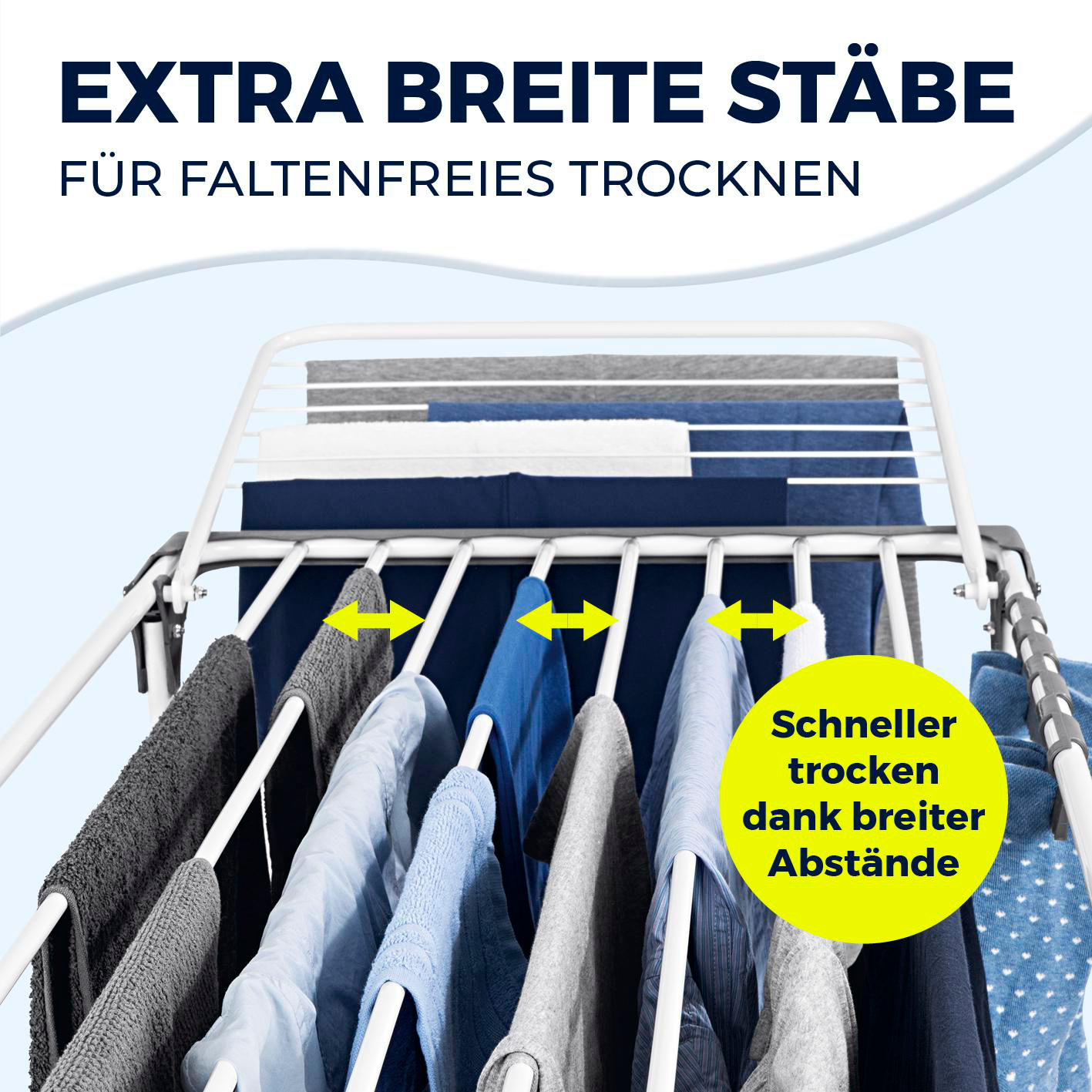 Wäscheständer mit verschiedenen Kleidungsstücken. Text: Extra breite Stäbe für faltenfreies Trocknen. Pfeile zeigen Abstand.