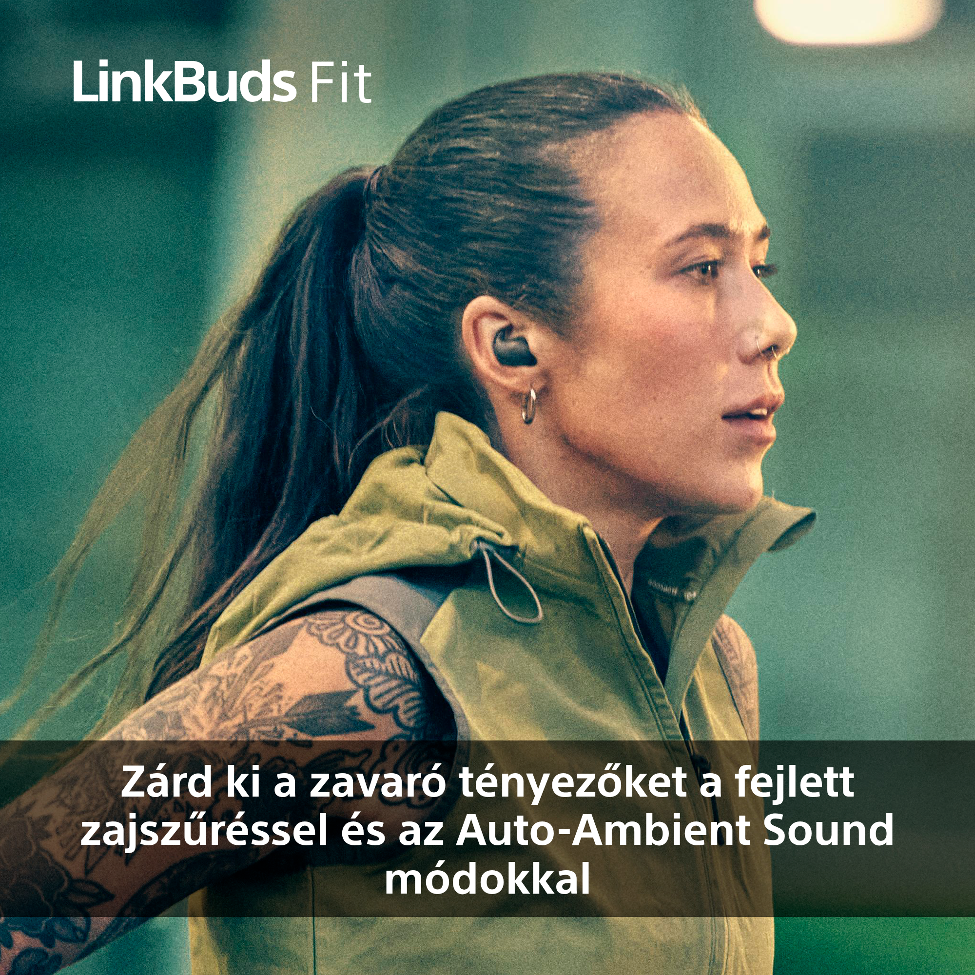 Egy nő fülhallgatóval, zöld dzsekiben, karján tetoválással. A szöveg LinkBuds Fit.