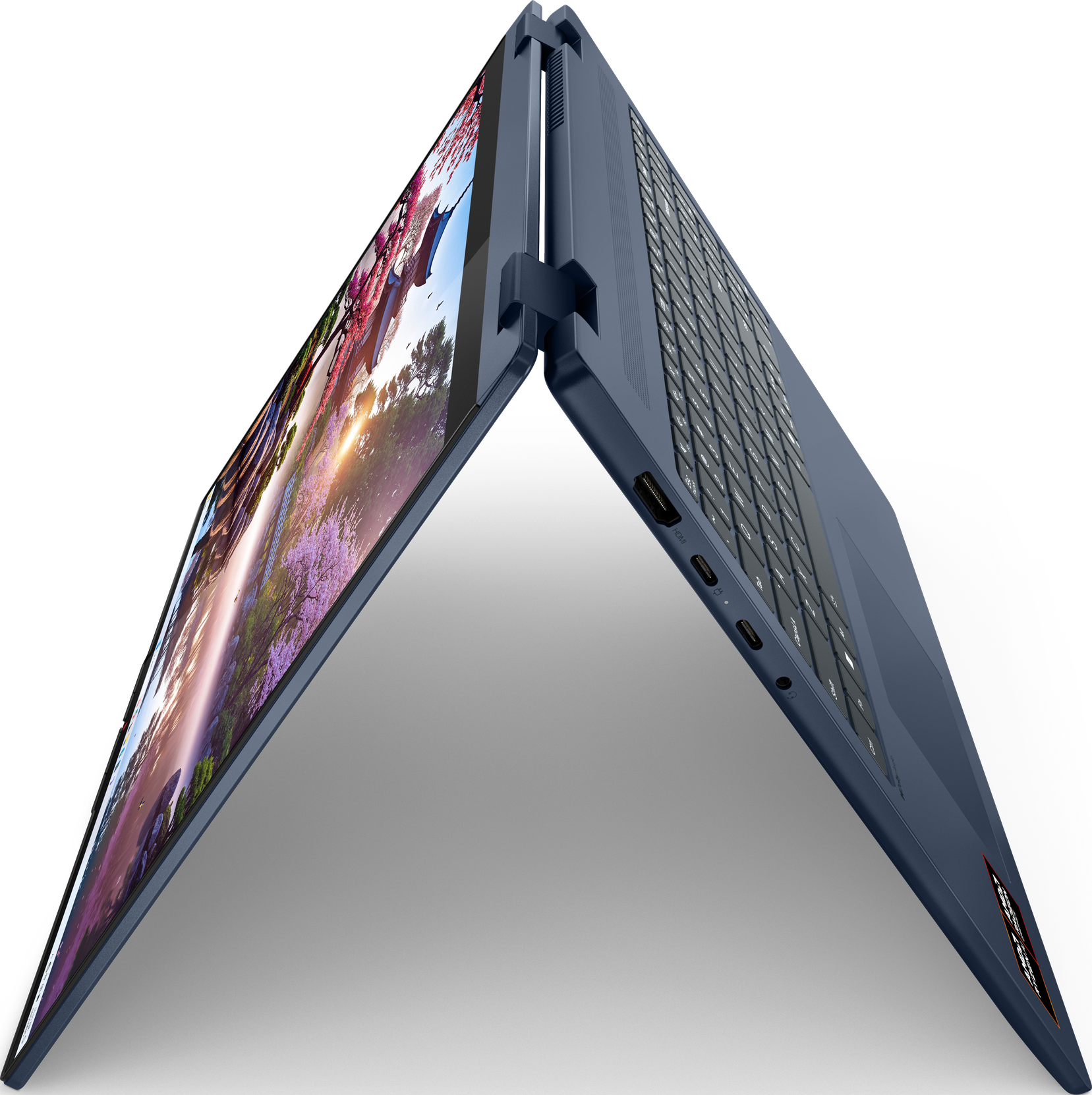 Blauer Laptop geöffnet, Bildschirm zeigt eine Landschaft. Schwarzer Hintergrund. Tastatur und Anschlüsse sichtbar. Scharniere verbinden Bildschirm und Tastatur.