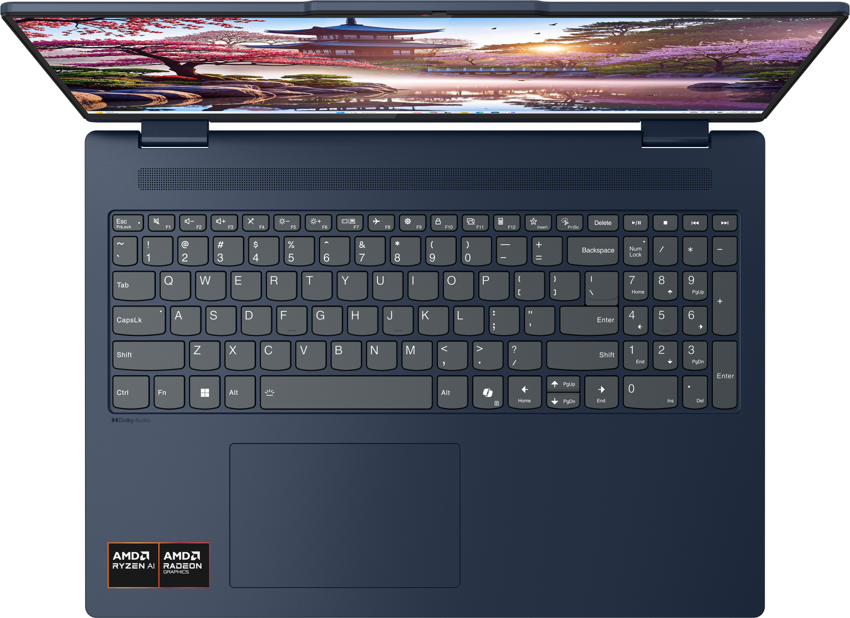 Dunkelblauer Laptop, Tastatur sichtbar, Bildschirm zeigt Landschaft mit Gebäude und Kirschblütenbäumen.