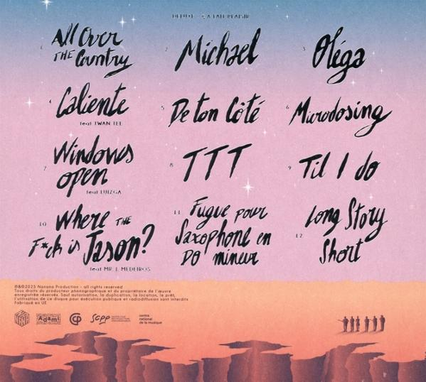 Album-Trackliste mit Titeln in Kalligraphie auf pastellfarbenem Hintergrund.