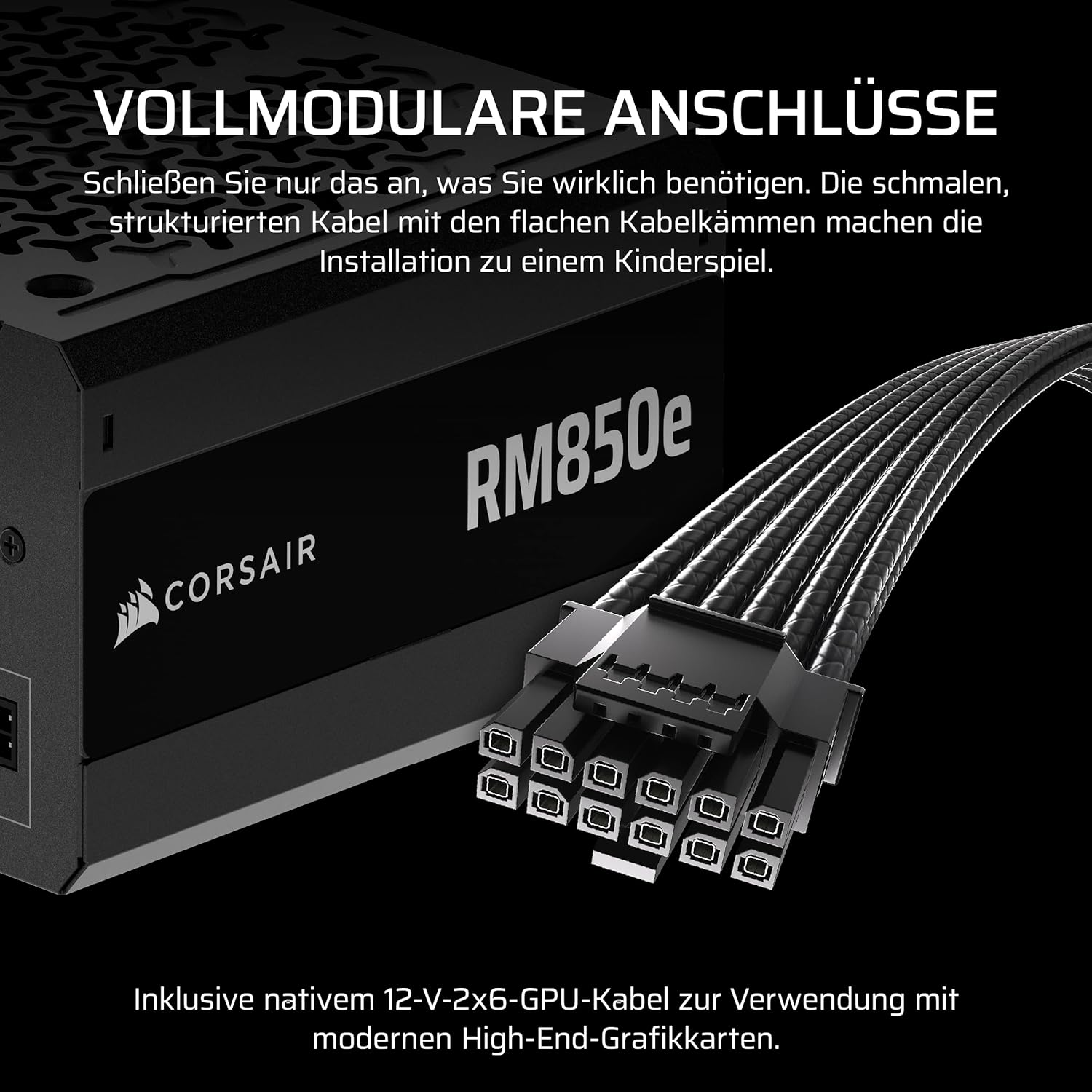Schwarzes Netzteil mit angeschlossenen Kabeln. Corsair-Logo sichtbar. Text auf Deutsch beschreibt Funktionen und GPU-Kabel.